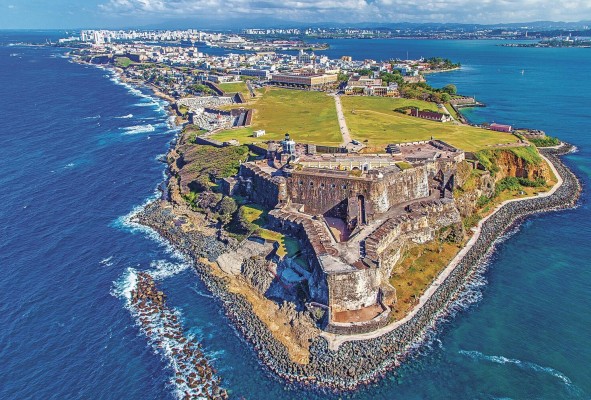 El castillo de San Felipe del Morro, también conocido como El Morro, es una ciudadela española construida en el extremo norte de San Juan, Puerto Rico.