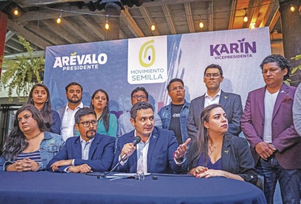 Samuel Pérez (c) jefe de la bancada del partido Movimiento Semilla, junto con diputados electos al congreso de Guatemala participan en una conferencia de prensa ayer en Ciudad de Guatemala (Guatemala).