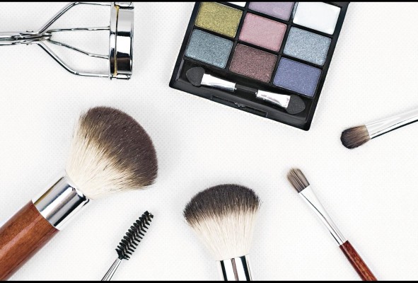 La máscara de pestañas o rímel no debe dejar grumos o pestañas “enmarañadas”.