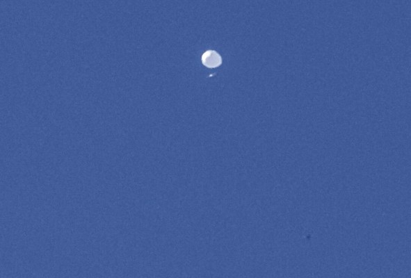 Un globo de gran altitud se ve mientras continúa su ruta de varios días a través del norte de Estados Unidos.