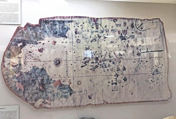 El mapa es un tercio de un mapamundi de grandes dimensiones, que oscila entre los 96 cm x 65 cm.