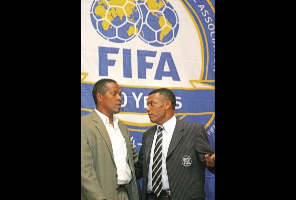 Dos goleadores natos. Mendieta junto a Romario, campeón del mundo con Brasil en la Copa Mundial USA'94, durante un evento de la FIFA.