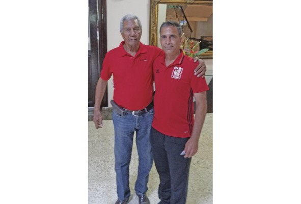 Con el profesor Orlando Muñoz en la Sociedad Española de Beneficencia, durante una cena en homenaje a Rommel en 2018.