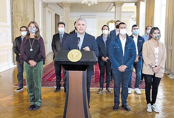 El mandatario Iván Duque (c) durante una declaración este 2 de mayo de 2021, en Bogotá.