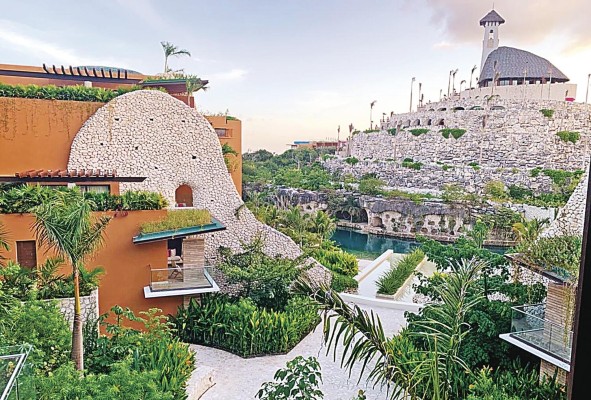 Este viaje mágico inicia en el lugar de descanso, suites cuidadosamente curadas de manera artesanal, donde la decoración mexicana y las distintas amenidades orgánicas son parte de su misión y visión.