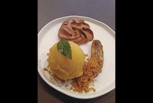 Guineo primitivo flambeado, mousse de chocolate, maracuyá y crumble de coco