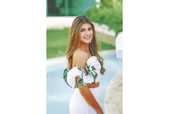 Isabella Modai Alemán es una de las debutantes que apreciaremos en el Festival de Debutantes 2023 a celebrarse el 1 de julio en la terraza Mar del Sur del Club Unión, evento este organizado por las Damas Guadalupanas para recaudar fondos para sus programas de proyección social. Son sus padres el señor Marcelo Modai Valdivia y la señora María Lucía Alemán Márquez.