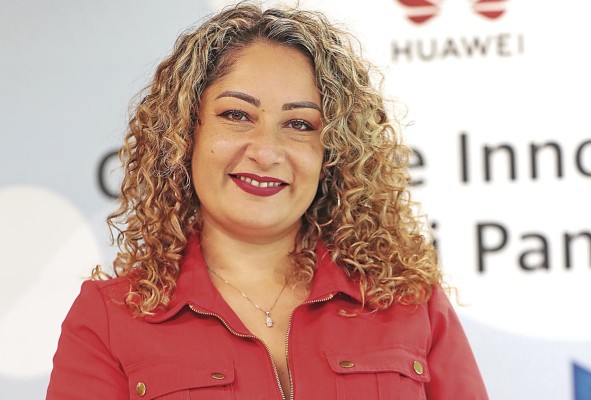 Sandra Paola Gómez Reguladora de Financiamiento de Proyectos de Huawei en la Región de América Latina. Empezó su trabajo en Huawei Panamá en 2008 como ingeniera de diseño de obras civiles y gerente de proyectos. Actualmente trabaja en el área de finanzas de proyectos para Panamá y es líder del grupo local para Latinoamérica. Gómez comparte que su experiencia en Huawei ha sido “increíble” y llena de aprendizajes diarios no solo en el negocio de las telecomunicaciones en todo el mundo, sino que ha aprendido de otras culturas que han enriquecido su crecimiento profesional y personal. “En los últimos años he aportado soluciones financieras de negocio mediante canales de comunicación directa con nuestros clientes, generando el desarrollo de proyectos exitosos basados en relaciones de confianza mutua”, señala.