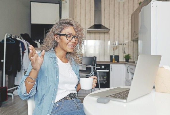 Muchos de nosotros nos sentimos más apurados durante las reuniones virtuales, en parte, porque es más difícil mantener la concentración detrás de nuestras computadoras.