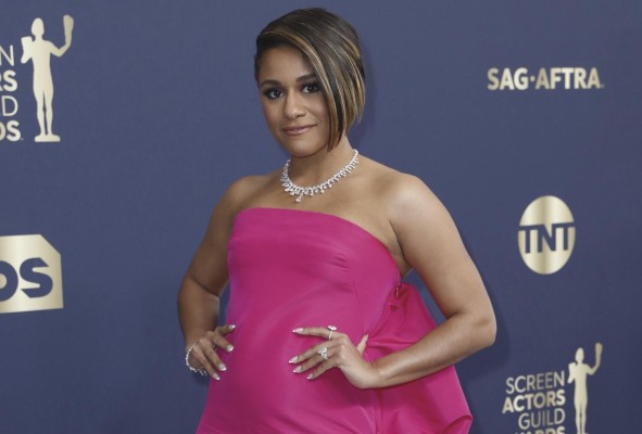 La actriz hispana Ariana DeBose, ganadora en la categoría de mejor actriz de reparto por 'West Side Story' posaba en la alfombra roja de los premios.