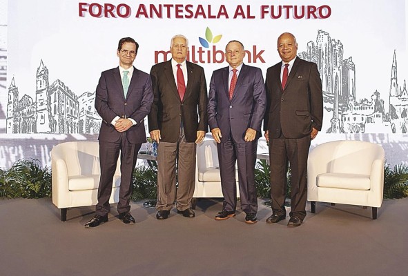 Gerardo Ulloa, gerente general de Multibank; Ernesto Pérez Balladares, expresidente de la República; Alberto Alemán Zubieta, exadministrador de la Autoridad del Canal de Panamá (ACP), profesor y analista Edwin Cabrera .
