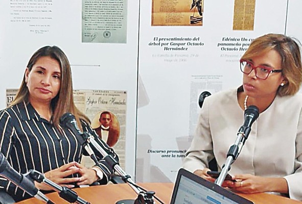 Madelaine Rojas (d), directora del Cenacep junto a Idalia Pacheco (i), rectora de la UTC