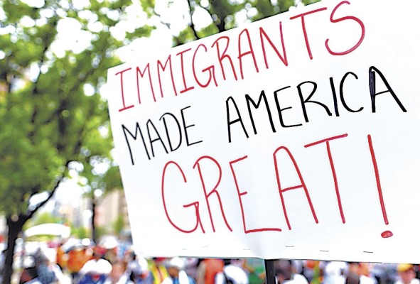 Personas asisten a la Marcha de Migrantes y Trabajadores contra las políticas migratorias.