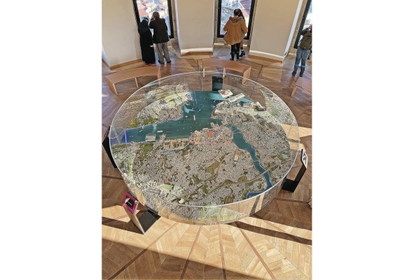 Maqueta que detalla los lugares que se observan desde el mirador.