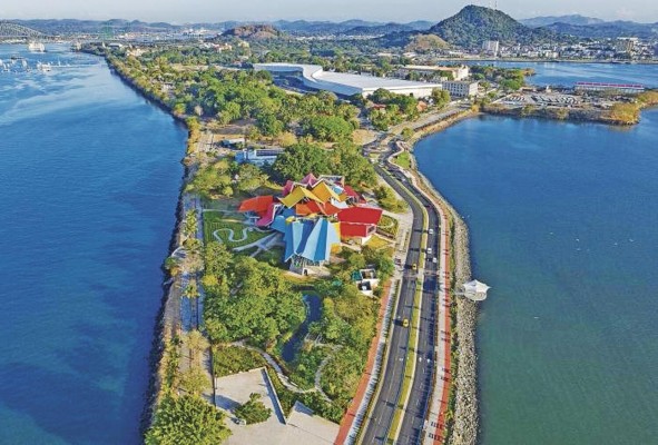 Vista aérea del Biomuseo, ubicado en la calzada de Amador, ciudad de Panamá.