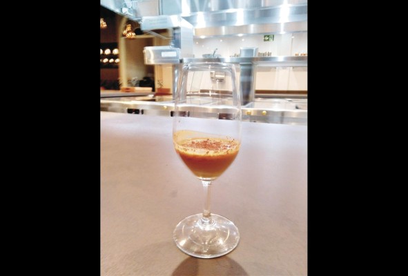 Crema de whisky, vermouth rosado infusionado con guineo, café y crema de coco