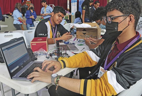 La programación es esencial. Un error en el código afecta el desempeño de los robots.