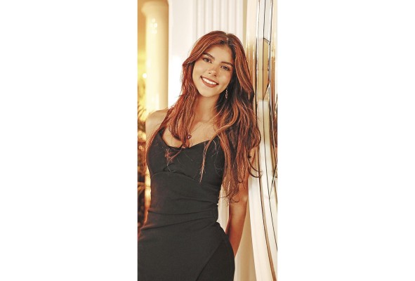 Adriana Victoria Abood López es una de las debutantes que podremos admirar en el próximo Festival de Debutantes 2023, que realizarán las Damas Guadalupanas en la Terraza Mar del Sur del Club Unión el 1 de Julio. Esta damita es hija del hogar formado por el señor Alejandro Antonio Abood Alfaro y la Dama Guadalupana, señora Nadiuska López de Alfaro.