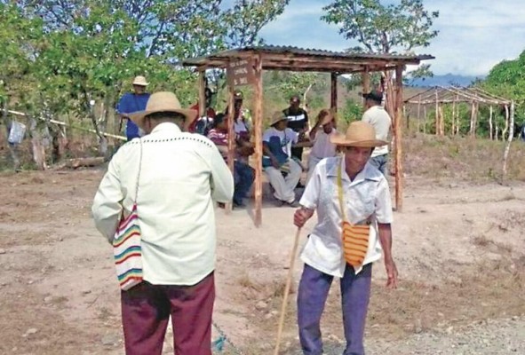 Imagen ilustrativa de campesinos en la vía hacia la comarca Ngäbe-Buglé.