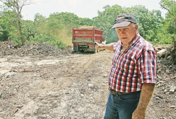 Las autoridades señalaron que el método de trabajo de Chico contribuye a reducir el impacto ambiental del sargazo en las playas.