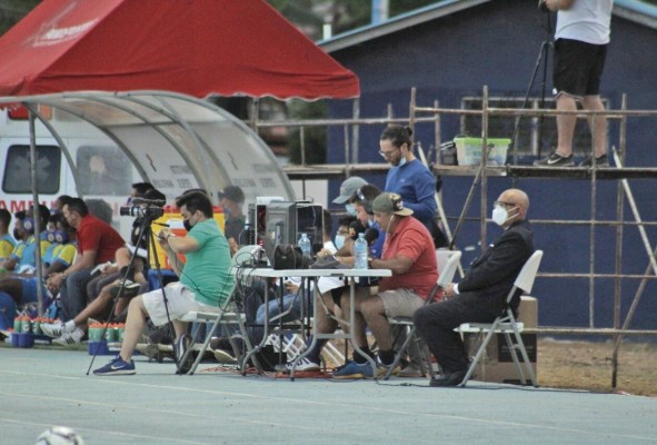 El equipo de trabajo de 'La Berraquera TV' en plena acción, desde un sector del terreno.
