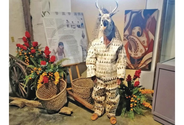 Parte de las costumbres y tradiciones de Coclé son la confección del vestido de la danza de diablos cucuás de San Miguel Centro, distrito de Penonomé.