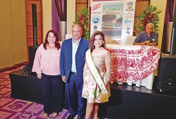 La reina del primer festival del azúcar y la sal de Aguadulce fue presentada en una conferencia de prensa en el hotel Riu. Será coronada por el alcalde el día del evento.