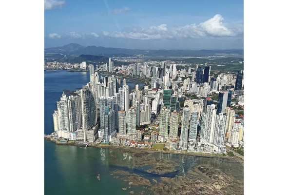 El 'tour' que sobrevuela el Canal y la ciudad de Panamá empieza con la narración de parte de la historia de Panamá y el paso interoceánico.