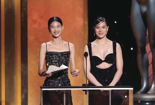 Ho-yeon Jung y Hailee Steinfeld durante la entrega de los premios.