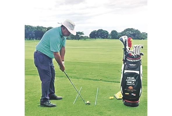 Miguel Pinilla durante una jornada de golf