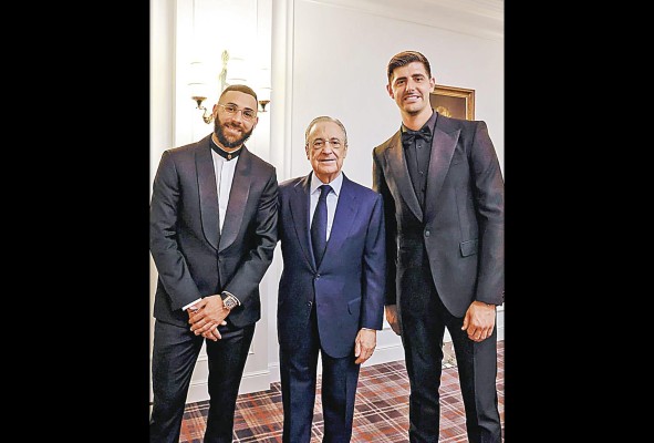 Thibaut Courtois, Florentino Pérez y Karim Benzema durante la gala.
