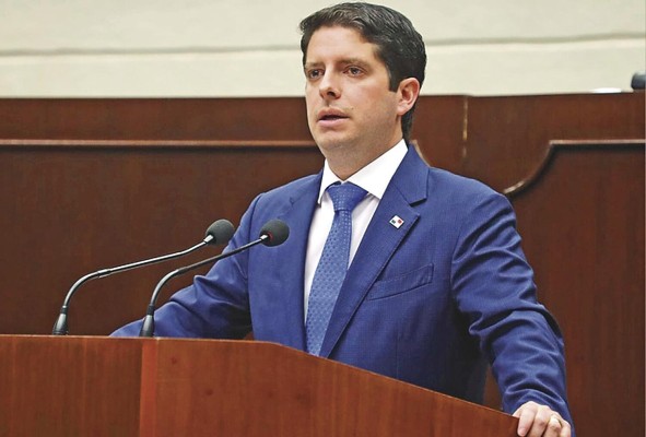 Ministro Federico Alfaro, durante su comparecencia ante el pleno legislativo.