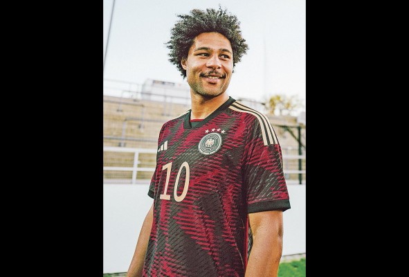 selección de alemania. Adidas. Visitante Con los colores rojo y negro predominantes, junto con las rayas doradas, vestirá de visita la Selección de Alemania. Este uniforme es similar al que usaron durante el Mundial de Brasil 2014, cuando se coronaron campeones.
