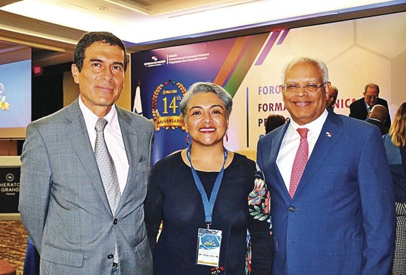 Conversatorio. En el marco del XIV aniversario del Instituto Nacional de Formación Profesional y Capacitación para el Desarrollo Humano (Inadeh), se realizó el foro: 'Formación Técnica y Profesional' en Panamá con la participación de los conferencistas internacionales Bibiam Díaz, de la vicepresidencia de Desarrollo Sostenible del CAF y el especialista en formación profesional de OIT/CINTERFOR, Fernando Vargas, quienes acompañan al director general de la institución, Moisés Véliz Arosemena.