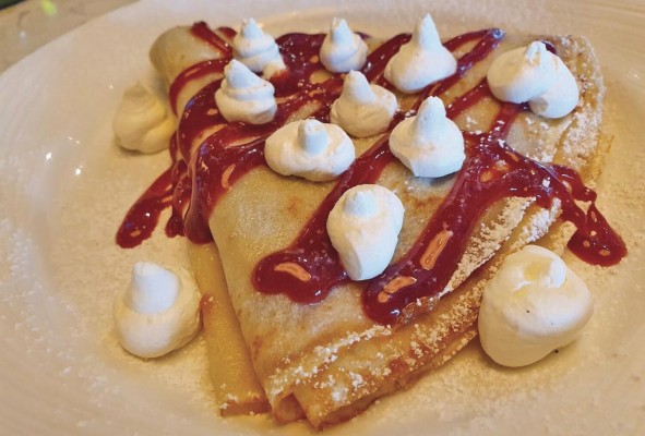 'Crepes' con dulce de leche, jalea de frutos rojos y crema.