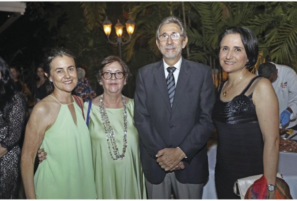 Adoración León, Nancy Calvo, Carlos Cano y Teresa Moll de Alba