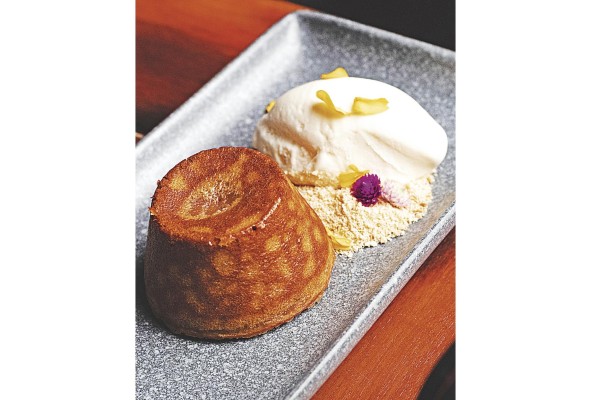 Postre buscando guayaba. Es un volcán de guayaba con helado de vainilla.