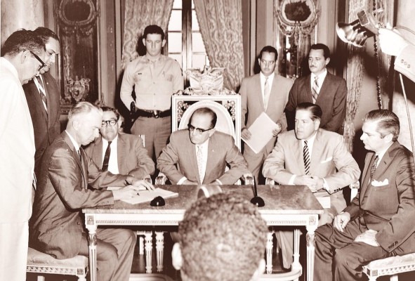 El presidente Roberto F Chiari junto al gobernador de la Zona del Canal, Willian Carter en 1960.