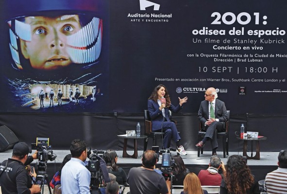 La secretaria de Cultura de la ciudad de México, Claudia Curiel (i), y el coordinador ejecutivo del Auditorio Nacional, Eduardo Lagunes (d) participan en la presentación del proyecto.