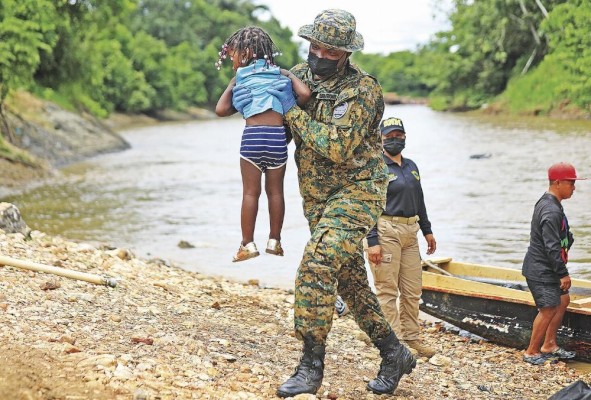 Entre las causas que motivan a las familias a emigrar están:  la pobreza generalizada y las limitadas oportunidades de subsistencia.