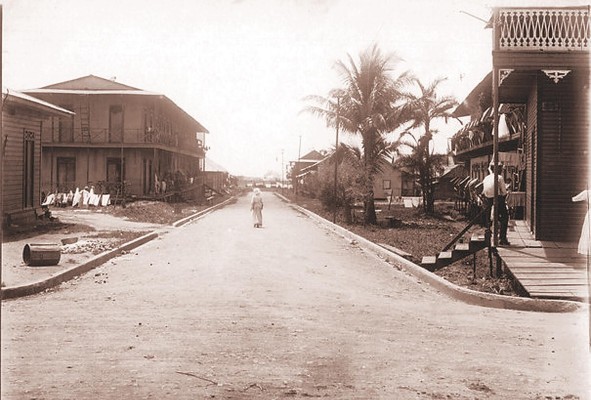 Vista del barrio obrero de Guachapalí en 1911, fecha en que se expide el primer límite urbano de la ciudad de Panamá. Guachapalí (actual barrio de El Marañón), correspondía a uno de los barrios construidos al norte de la línea del Ferrocarril, considerado en ese entonces la periferia de la ciudad.