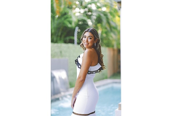 El próximo 1 de julio, en la terraza Mar del Sur del Club Unión, debutará la señorita Natasha Isabel Fábrega Arrocha en el Festival de Debutantes 2023 que organizan las Damas Guadalupanas con la finalidad de recaudar fondos para sus programas asistenciales. Ella es hija del señor Daniel Eduardo Fábrega Venier y la señora Amparo Arrocha Ruiz.