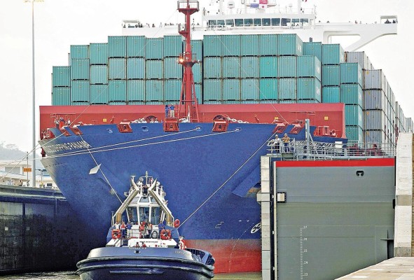 El Canal de Panamá permite el paso del 6% del comercio mundial entre el Atlántico y el Pacífico.