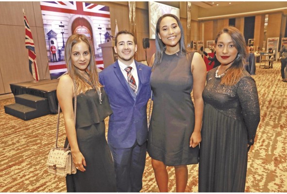 Karinna Berrospi, David Jaén, Alexandra Bailey y Yissette Gaona