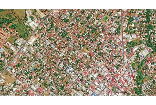 Un centro urbano con un trazado reticular pero aún bastante suburbano con viviendas unifamiliares y muchos espacios vacíos. Su reactivación y puesta en valor requiere de un esfuerzo mayúsculo en términos de inversión en infraestructura, espacio público, vivienda asequible, pero sobre todo, de inclusión social.