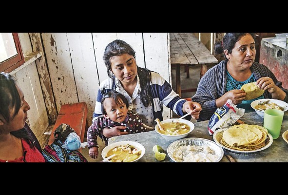 En Latinoamérica y el Caribe, más de 113 millones de personas no podían costear alimentos saludables en 2019, según la FAO.