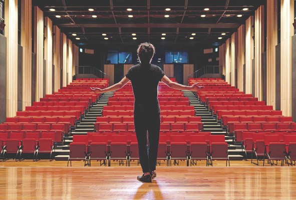 Según Correa, el 80% de los productores logran el 80% de sus ingresos a través de la preventa de paquetes de boletos y el 20% por lo el público que llega a comprar a taquilla.