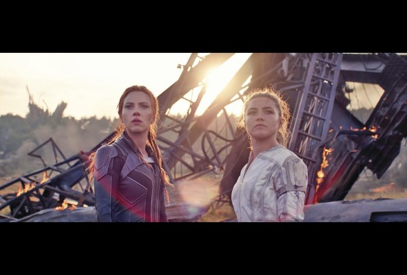 La cinta fue dirigida por Cate Shortland y producida por Kevin Feige. En escena: Natasha Romanoff (Scarlett Johansson) y Yelena (Florence Pugh).