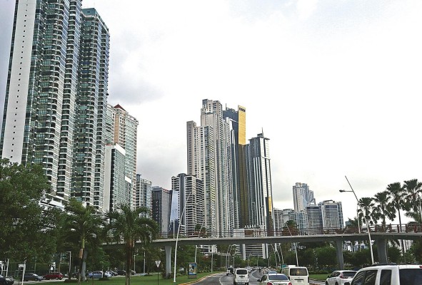 Aunque en el centro de la ciudad de Panamá hay zonas con buena mezcla de usos, al alejarse del centro los vecindarios se van haciendo más homogéneos en cuanto a tener gran predominio de viviendas, mientras que las vías principales comienzan a mostrar casi exclusivamente comercios.