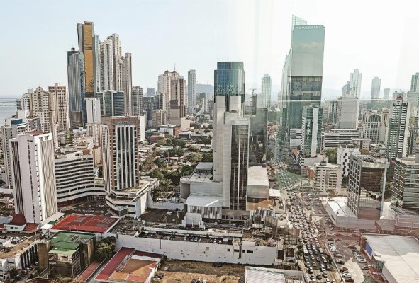 El informe señala que Panamá es un país de altos ingresos, clasificándose como la 45 economía más rica per cápita de 133 estudiadas.